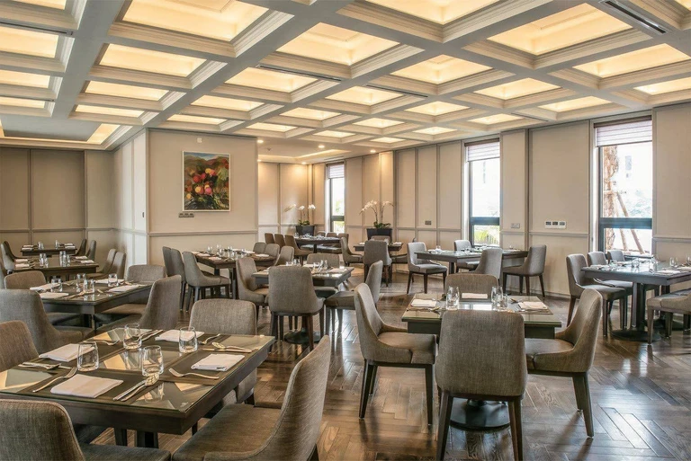 A large room with tables and chairs Description automatically generated with medium confidence