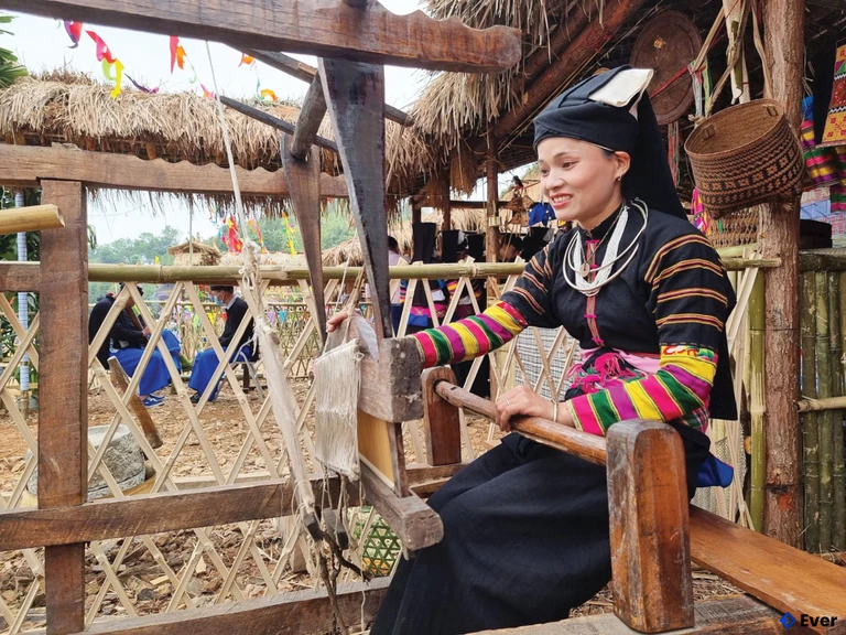 Khai thác thế mạnh thiên nhiên đi kèm với du văn hóa truyền thống đồng bào dân tôc