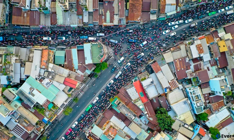 Mật độ dân số đông cùng với việc nằm gần khu vực sân bay khiến vấn đề giao thông trở thành bài toán của phường Tân Sơn Hòa