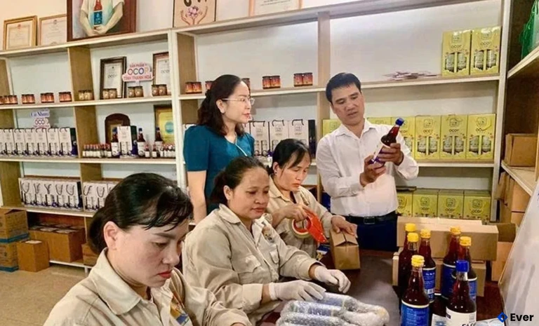 Anh Thạch Văn Hiểu, Giám đốc Công ty TNHH Nước mắm Cự Nham với sản phẩm OCOP 3 sao của công ty