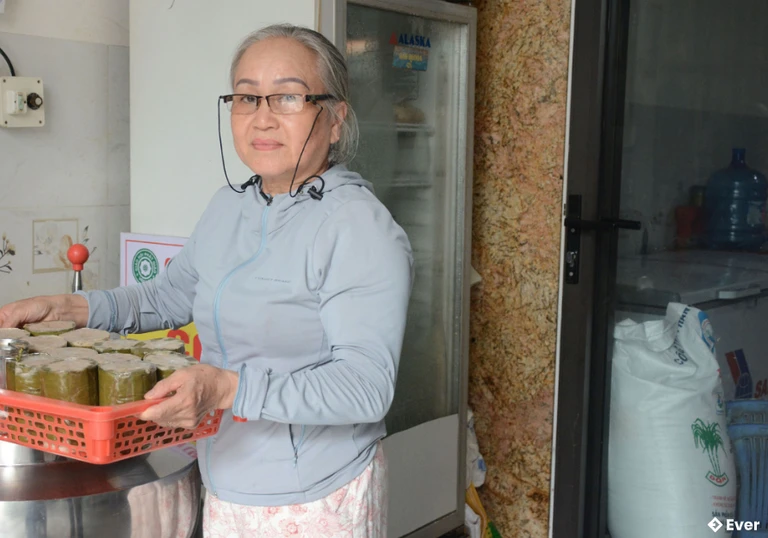 Bà Bùi Thị Mỹ Hạnh (67 tuổi), ở thôn An Kim, xã Trường Giang bên sản phẩm chả lụa đạt OCOP 3 sao