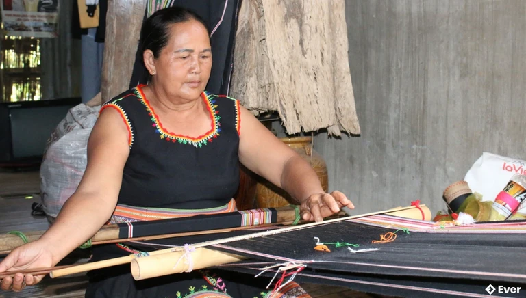 Bà Y Der luôn tự hào và quyết tâm gìn giữ nghề dệt truyền thống của người Xơ Đăng