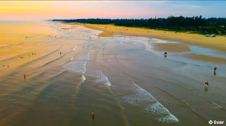 Bãi biển Thạch Hải mộc mạc, yên bình