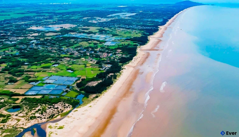 Bãi biển xã Yên Hòa có nhiều tiềm năng, lợi thế để phát triển du lịch và đánh bắt hải sản