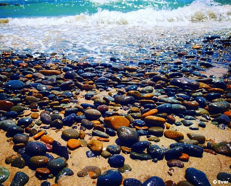 Bãi đá bảy màu ở biển Cổ Thạch