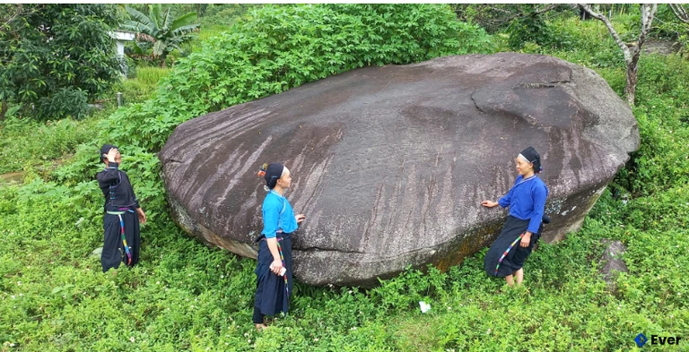 Bãi đá cổ Nấm Dẩn với những hoa văn kỳ lạ gắn với đời sống người Nùng