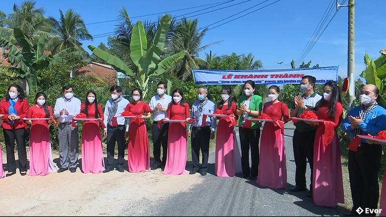 Bàn giao công trình “thắp sáng một tuyến đường giao thông tại xã Vĩnh Hưng