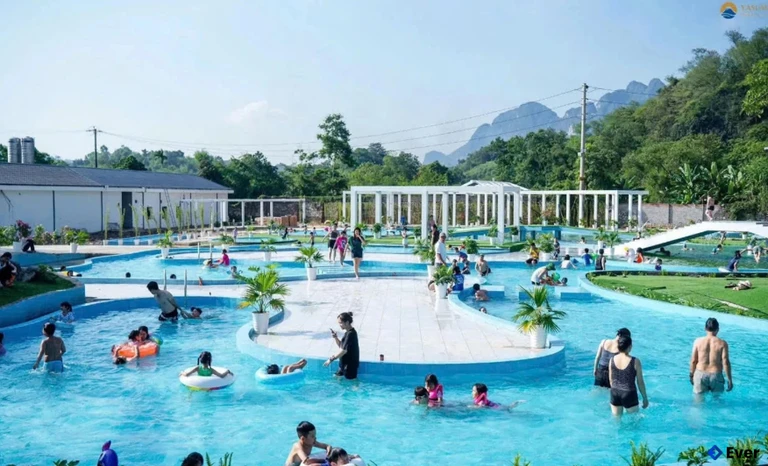 Bể bơi Yasumi Onsen Resort, Khu Mớ Đá, Kim Bôi thu hút được đông đảo du khách