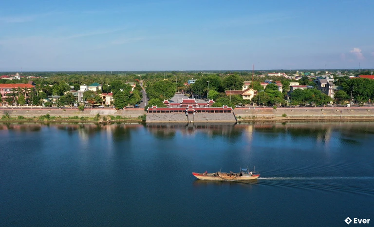 Bến thả hoa đăng bờ Nam sông Thạch Hãn