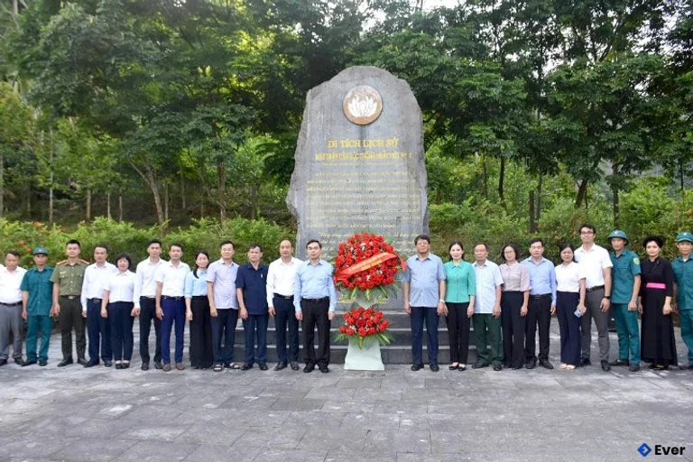 Bia di tích Mặt trận dân tộc thống nhất Việt Nam tại thôn Nà Bó, xã Kiên Đài