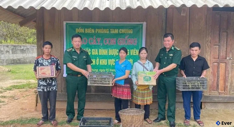 Bộ đội biên phòng tạo sinh kế cho dân bản xã Tam Chung