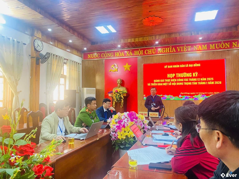 Buổi họp thường kỳ tại Ủy ban nhân dân xã Đại Đồng