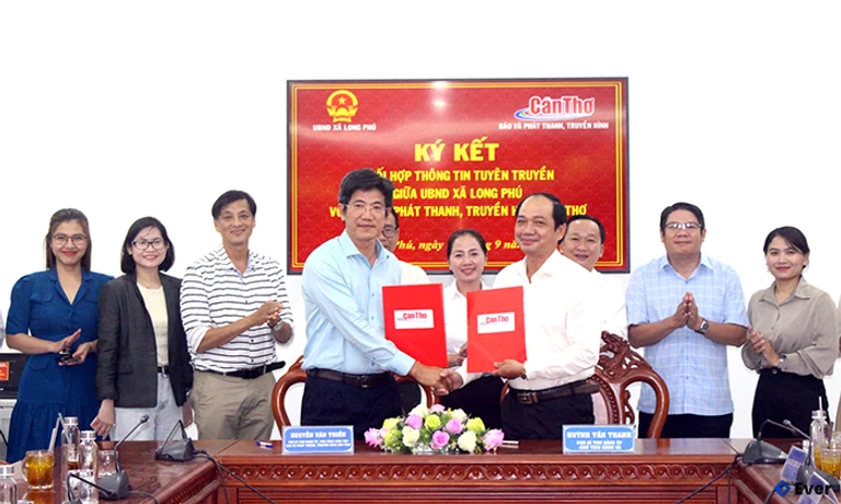 Buổi ký kết phới hợp thông tin tuyên truyền tại xã Long Phú