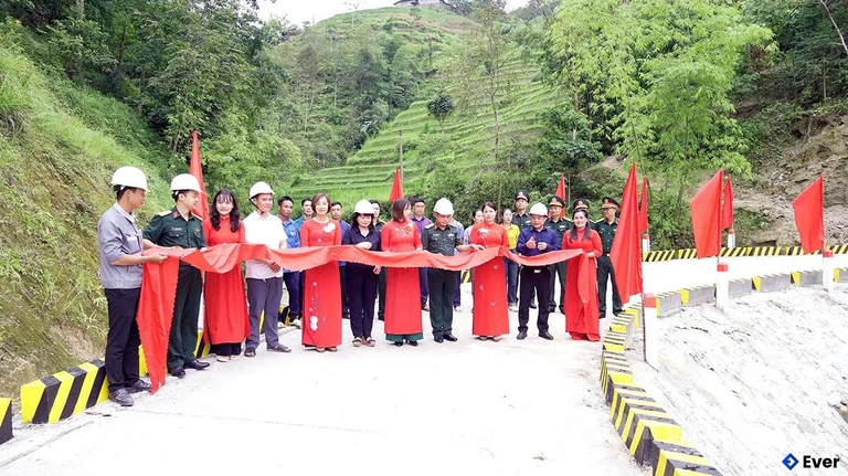 Các đại biểu cắt băng khánh thành tuyến đường Suối Thầu – Đông Lợi