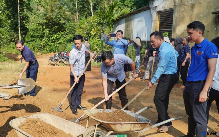 Các đại biểu khởi công đường bê tông nông thôn Lũng Quân, xã Kiến Thiết tỉnh Tuyên Quang