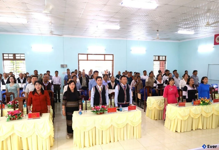 Các đại biểu thực hiện nghi thức chào cờ tại xã Nam Khánh Vĩnh