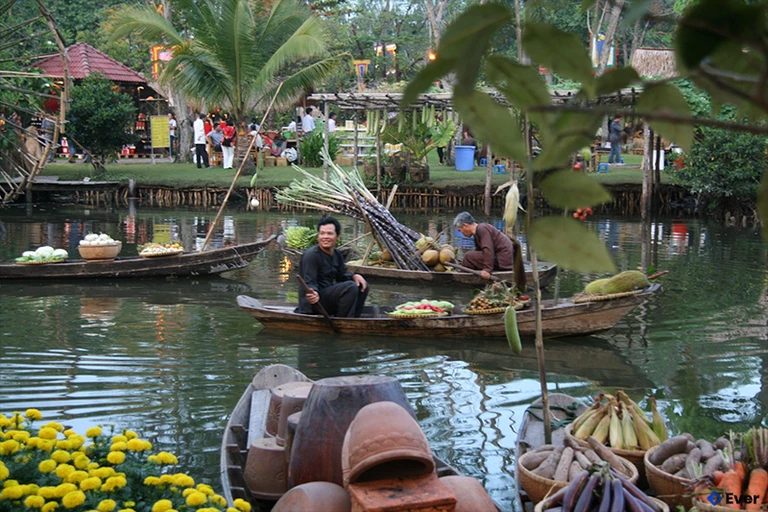 Các dịch vụ du lịch sinh thái đang là điểm sáng trong thành phố tấp nập