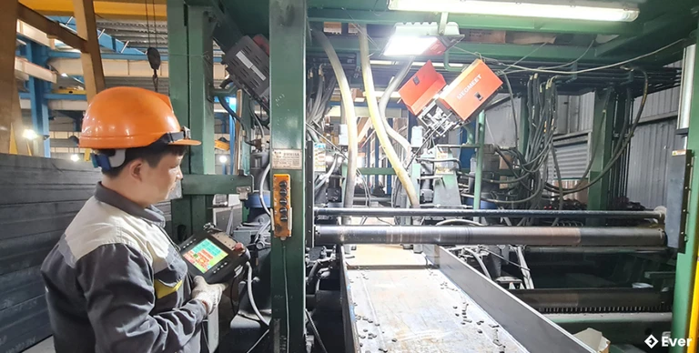 Các doanh nghiệp ở xã Đông Hưng tích cực đưa máy móc, công nghệ vào sản xuất