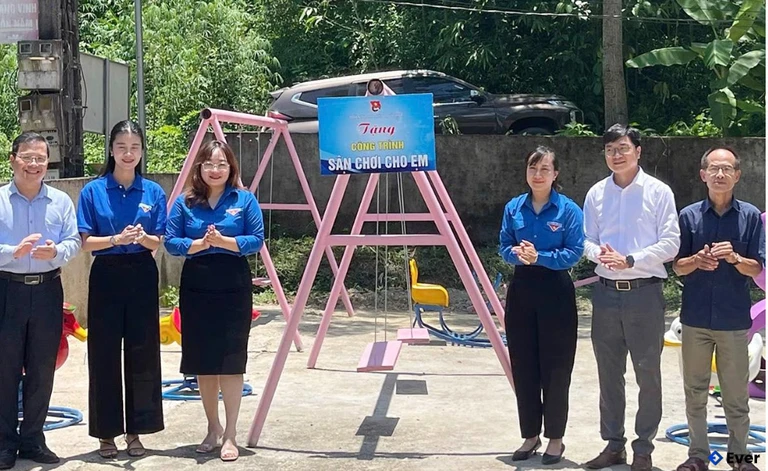 Các đơn vị Đoàn Thanh niên khánh thành công trình Sân chơi cho em tại xã Trung Hà