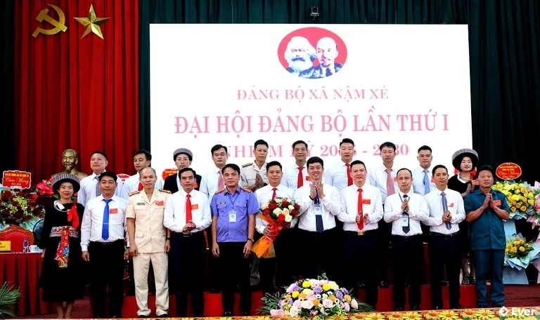 Các đồng chí lãnh đạo chúc mừng Ban Chấp hành Đảng bộ xã Nậm Xé