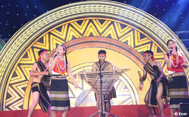 Các nghệ nhân ở xã Sơn Tây Thượng biểu diễn hát dân ca Ca Dong, cồng chiêng