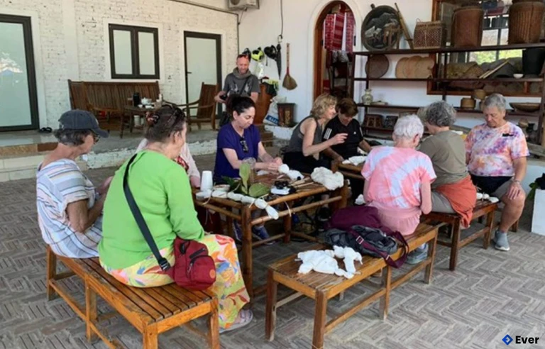 Các sản phẩm dệt thổ cẩm của người Thái Mai Châu được trưng bày trong một gian hàng