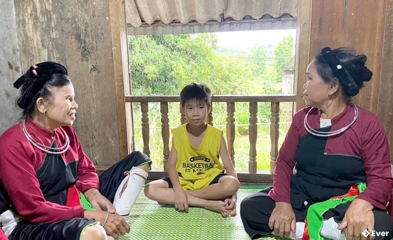 Các thành viên CLB giữ gìn văn hóa dân tộc Cao Lan phường Bình Thuận hướng dẫn thế hệ trẻ tìm hiểu văn hóa đồng bào Cao Lan