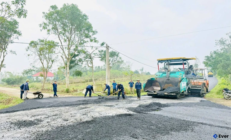Các thôn trên địa bàn xã Gia Hanh đẩy nhanh tiến độ thảm nhựa, đổ bê tông các tuyến đường trên địa bàn xã
