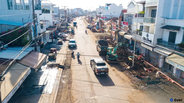 Các tuyến giao thông chính được nâng cấp, mở rộng nhằm tăng khả năng kết nối với trung tâm