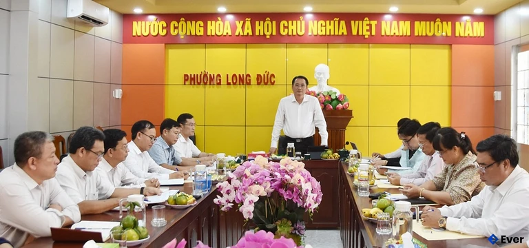 Cán bộ phường Long Đức trong cuộc họp giai đoạn sau sáp nhập