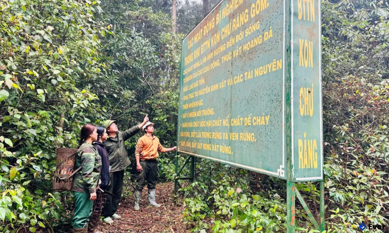 Cán bộ Trạm Quản lý, bảo vệ rừng Trãi Dầm tuyên truyền Luật Lâm nghiệp cho các hộ dân làng Kon Von 2