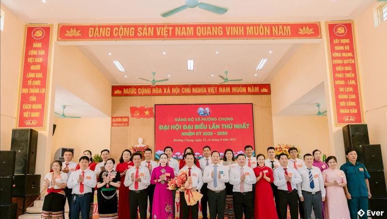 Cán bộ xã Mượng Chọng tại đại hội đại biểu lần thứ nhất