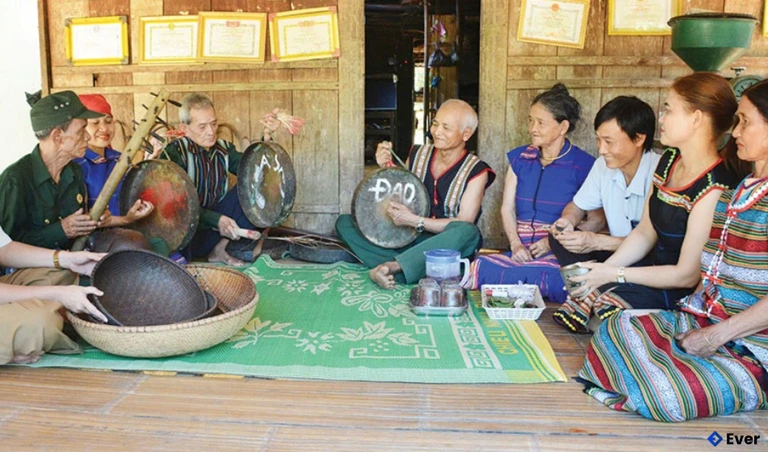 Cán bộ xã Sơn Tây Hạ gặp gỡ, động viên các nghệ nhân bảo tồn văn hóa Ca Dong