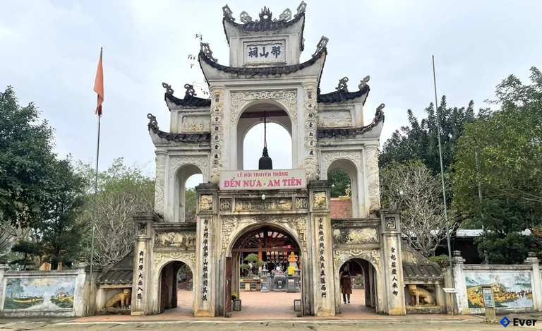 Cảnh quan khu vực đền Nưa tại Khu Di tích lịch sử văn hóa Đền Nưa - Am Tiên