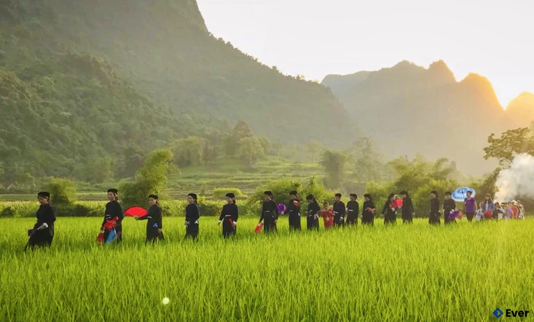 Cảnh quan núi rừng nên thơ kết hợp cùng văn hóa dân tộc