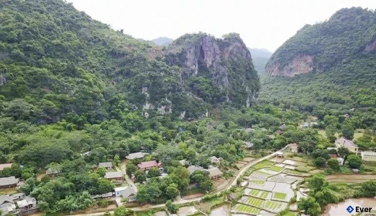 Cảnh quan thiên nhiên tươi đẹp, giàu bản sắc văn hóa, Bao La có nhiều tiềm năng phát triển du lịch.