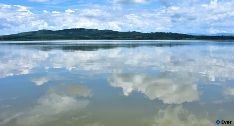 Cảnh sắc hữu tình ở lòng hồ Ya Ly