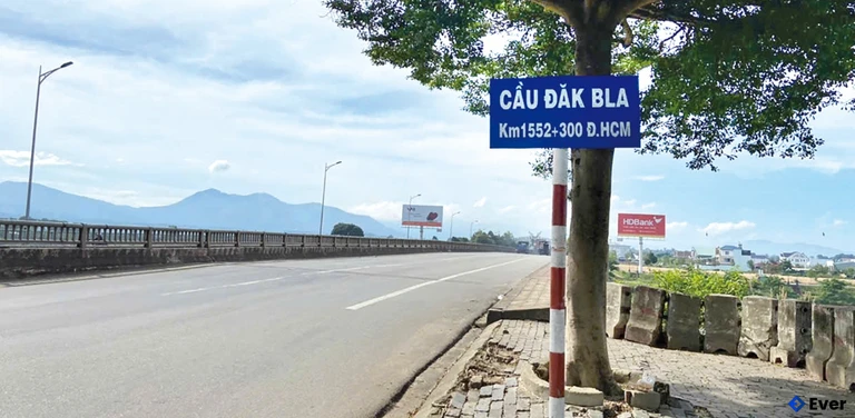 Cầu Đăk Bla bắc qua sông Đăk Bla, nối 2 phường Kon Tum và Đăk Bla