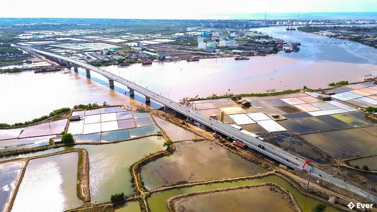 Cầu Gành Hào thuộc xã Gành Hào được coi như xương sống giao thông của khu vực