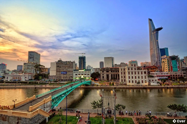 Cầu Mống là địa điểm check-in quen thuộc của giới trẻ