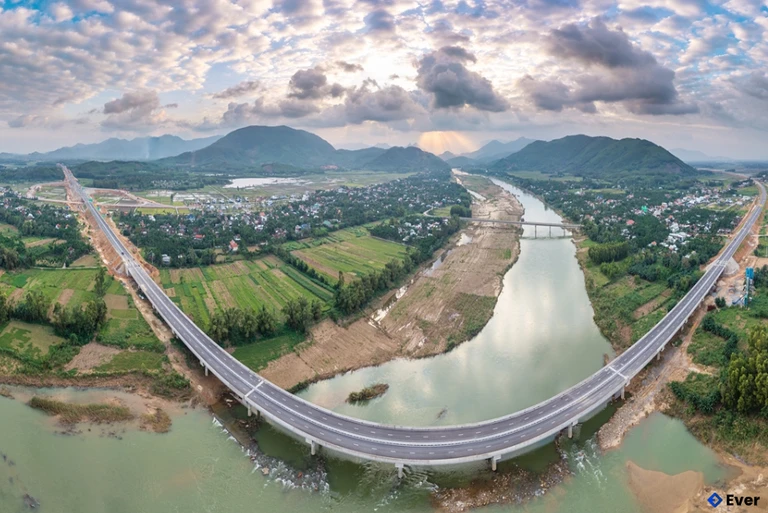 Cầu Sông Vệ (xã Đình Cương) là công trình cầu lớn nhất dự án cao tốc Quảng Ngãi - Hoài Nhơn