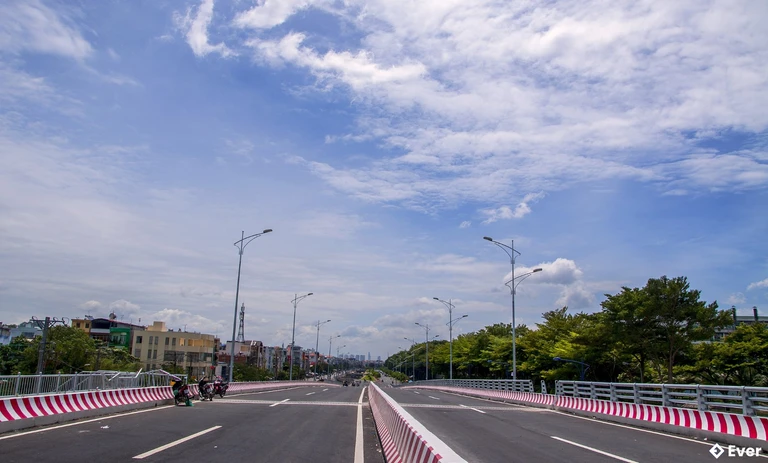 Cầu vượt tỉnh lộ 10B khu vực phường Tân Tạo