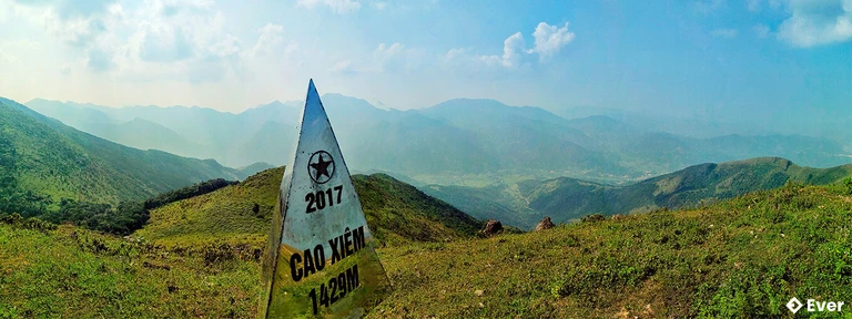 Chiêm ngưỡng đỉnh Cao Xiêm - Nóc nhà của tỉnh Quảng Ninh