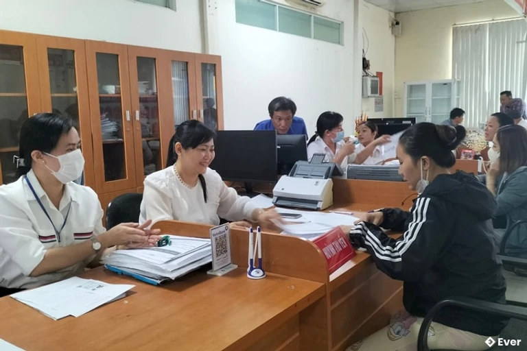 Chính quyền xã Vĩnh Mỹ khẩn trương giải quyết thủ tục hành chính cho người dân sau sáp nhập