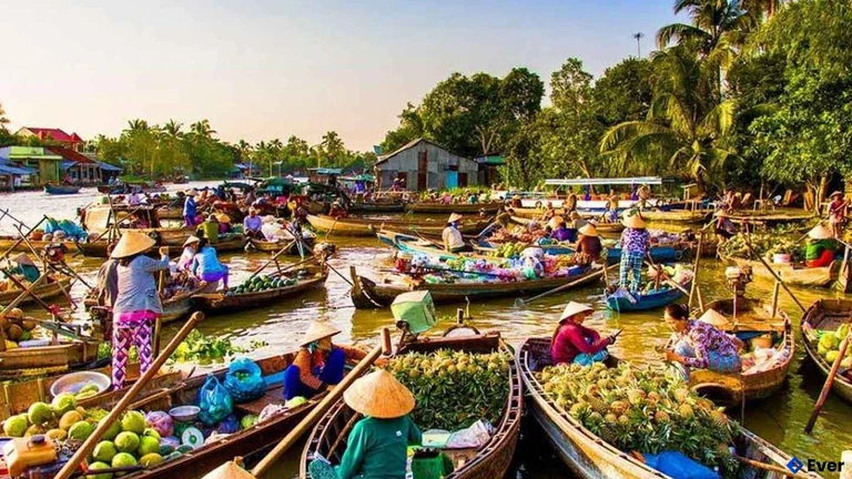Chợ nổi Long Xuyên nhộn nhịp trong ánh chiều tà của vùng sông nước