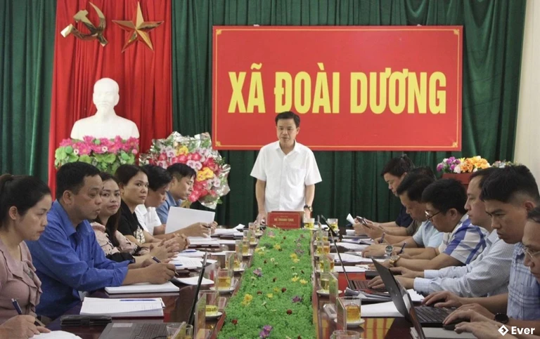 Chủ tịch HĐND xã Đoài Dương khảo sát thực hiện chính quyền 2 cấp