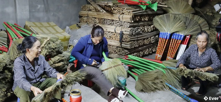 Cơ sở chổi đót Hằng Điệp giải quyết việc làm cho hàng chục lao động địa phương.