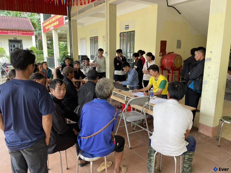 Công an xã Bản Hồ phối hợp với UBND xã Bản Hồ tổ chức chi trả tiền quà tặng cho người dân dịp Quốc Khánh