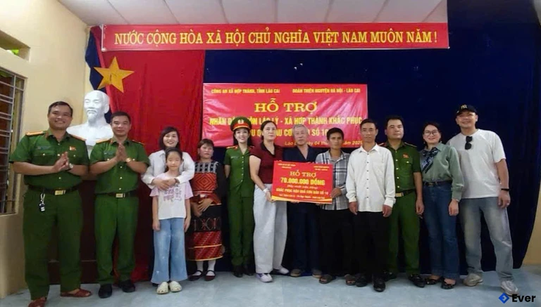 Công an xã Hợp Thành và đoàn thiện nguyện Hà Nội - Lào Cai giúp đỡ Nhân dân khắc phục hậu quả bão số 10