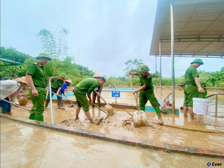 Công an xã Lâm Giang chung tay khắc phục hậu quả Bão số 10